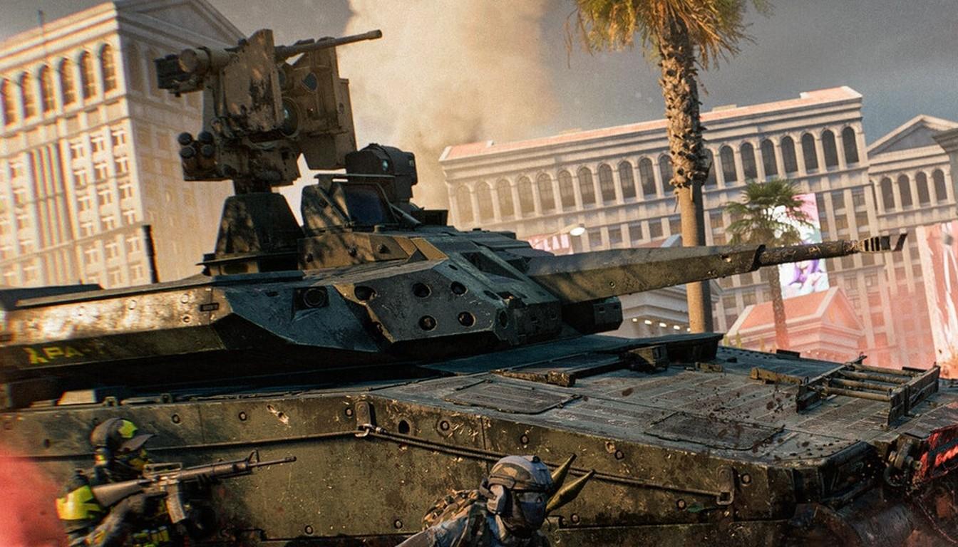 Боевая машина с башенным орудием и пехота рядом, разрушенная городская улица