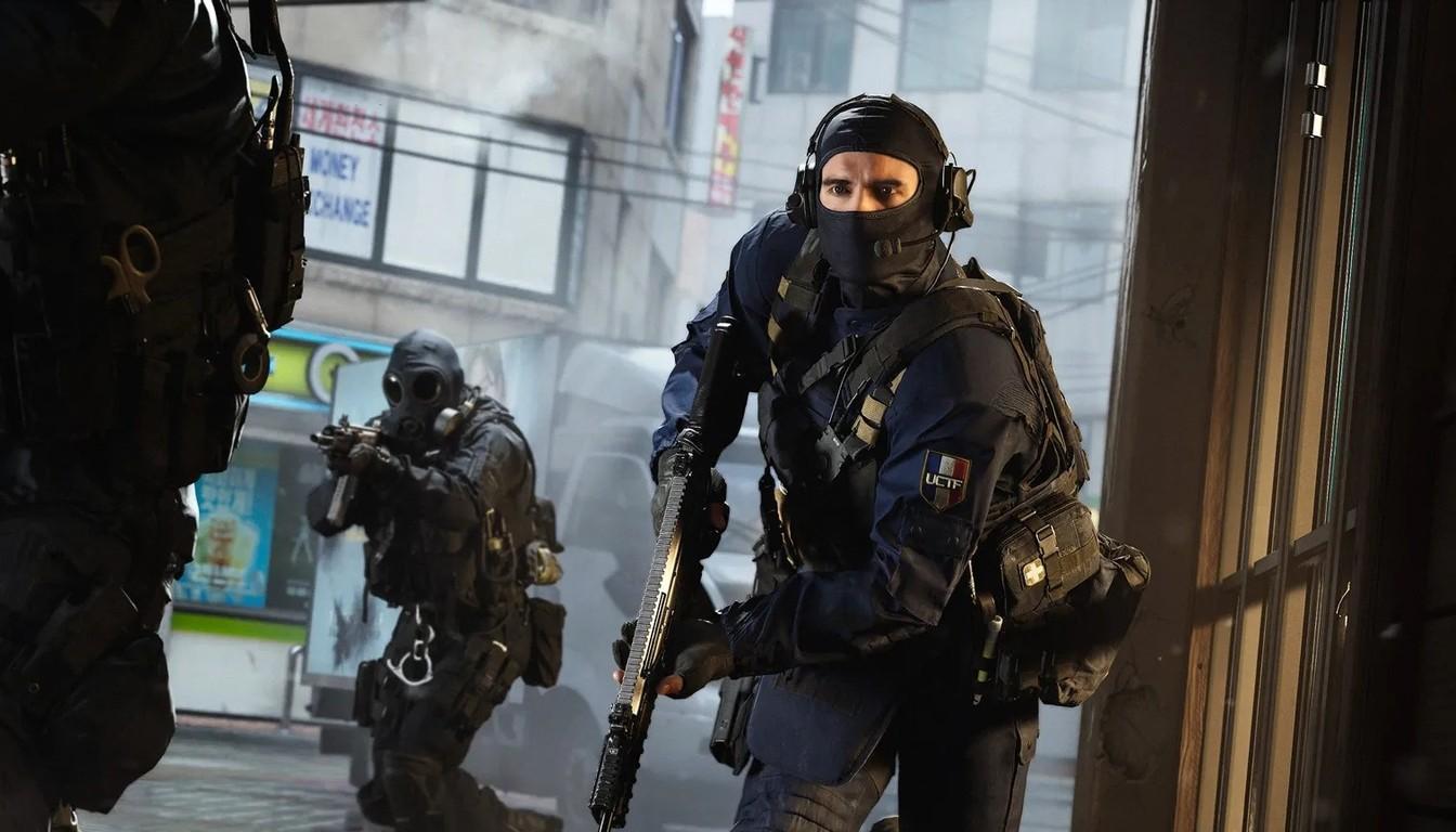 Бойцы в чёрной экипировке штурмуют городскую улицу в Modern Warfare 4