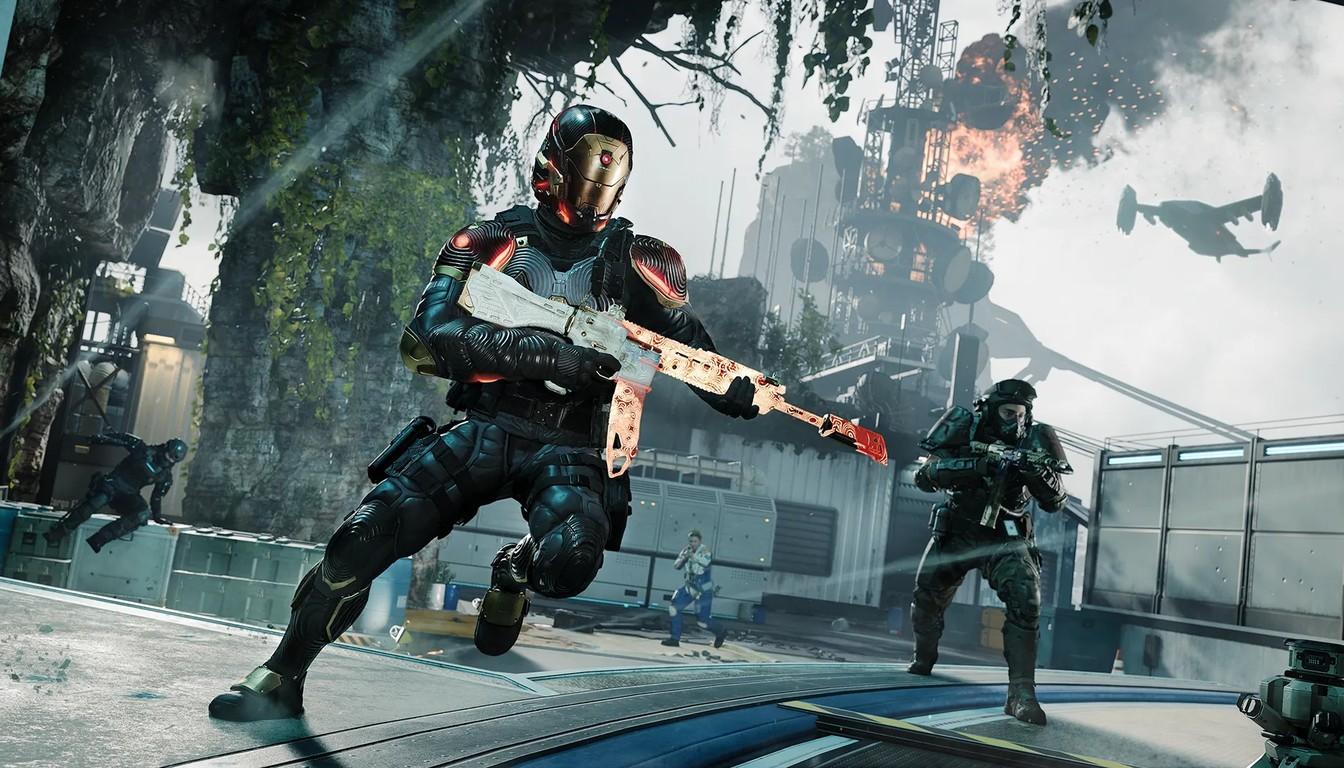 Two operators in modern gear running through a courtyard under fire