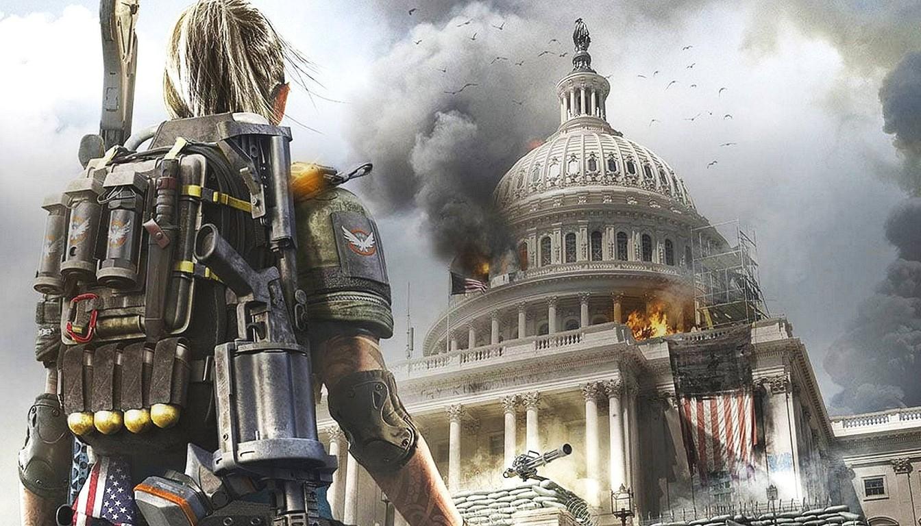 Агент в рюкзаке с трофеями и снаряжением стоит спиной на фоне горящего Капитолия