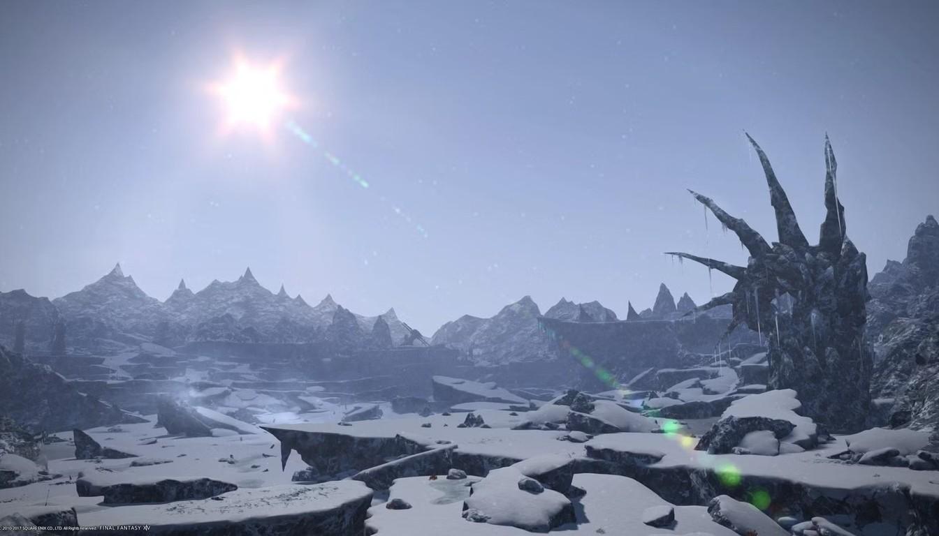 Заснеженные горы и скалы Coerthas Western Highlands под ярким солнцем